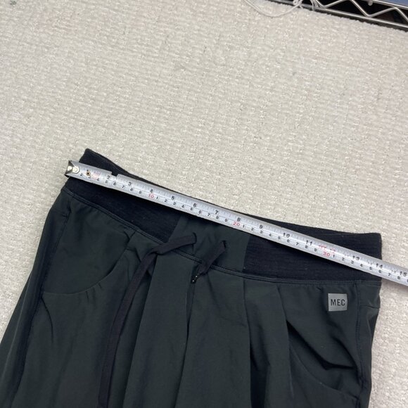 MEC Mountain Equipment Co-op Black Capri Tech Pants Womens Size 6 Hiking Outdoor - Picture 8 of 12